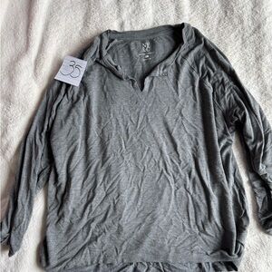 New York & Company Dark Gray Long-Sleeve V-Notch Top